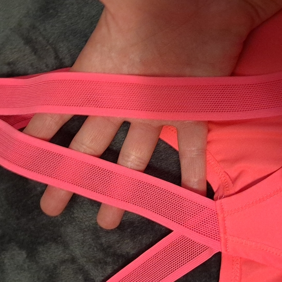 Under Armour Women's Tanktop - Picture 8 of 8